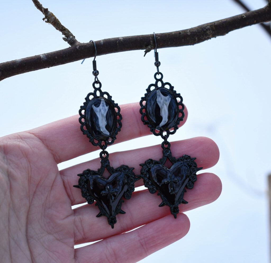 Hiire alalõualuu ja must süda ristiga kõrvarõngad