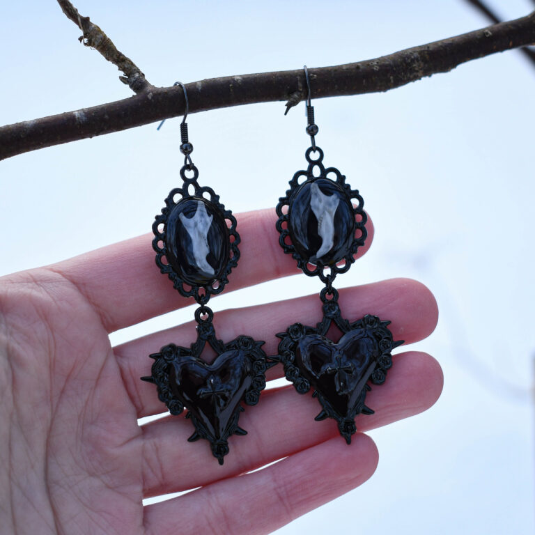 Hiire alalõualuu ja must süda ristiga kõrvarõngad