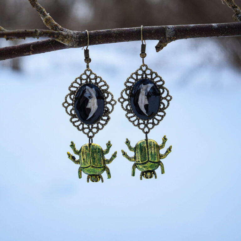 Hiire alalõualuu ja põrnikaga kõrvarõngad