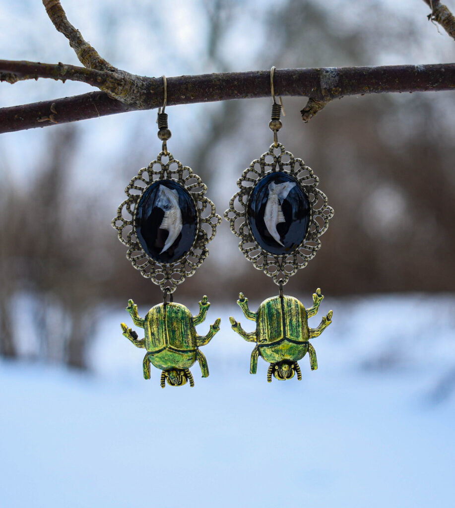 Hiire alalõualuu ja põrnikaga kõrvarõngad