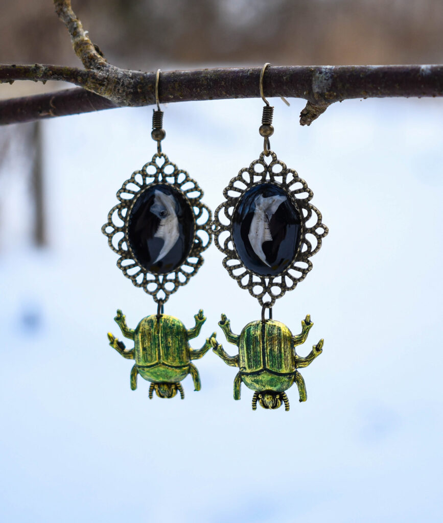 Hiire alalõualuu ja põrnikaga kõrvarõngad