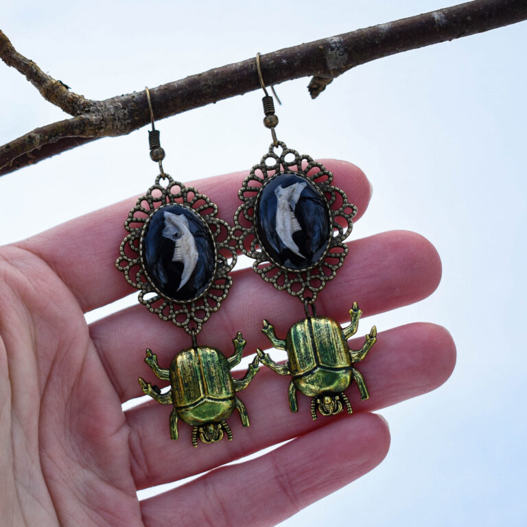 Hiire alalõualuu ja põrnikaga kõrvarõngad