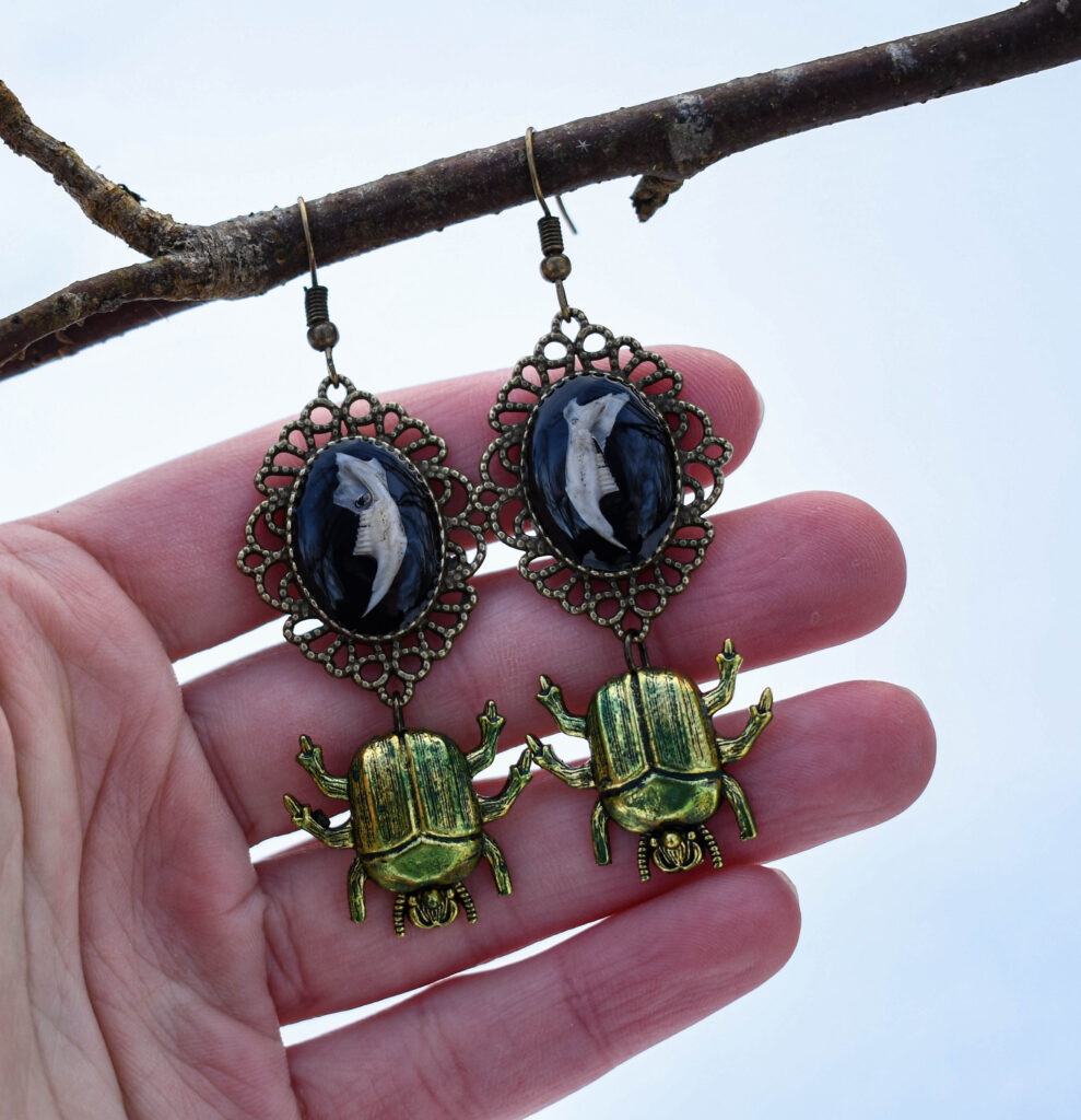 Hiire alalõualuu ja põrnikaga kõrvarõngad