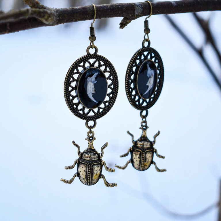 Hiire alalõualuu ja põrnikaga kõrvarõngad