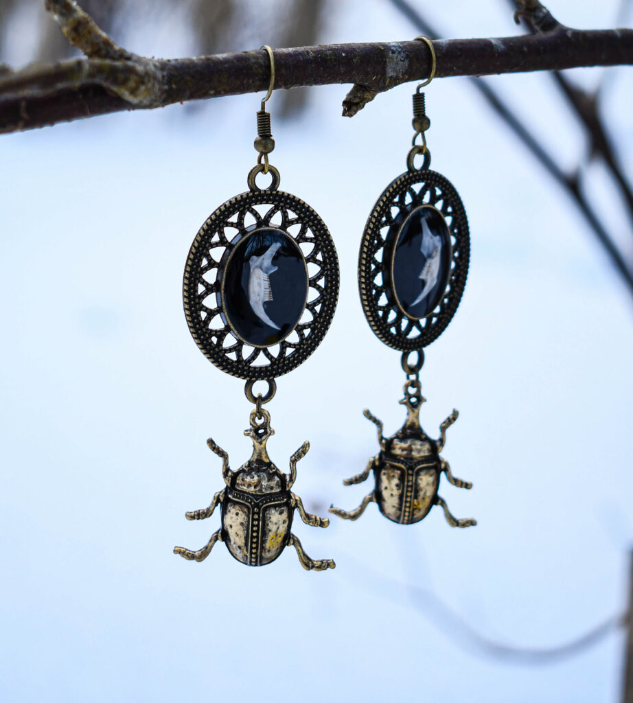 Hiire alalõualuu ja põrnikaga kõrvarõngad