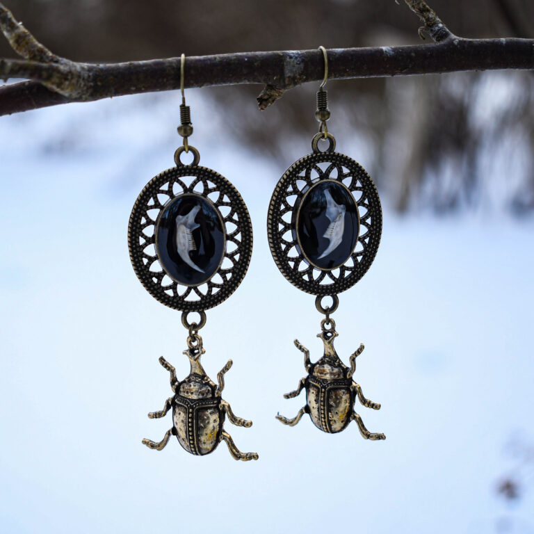 Hiire alalõualuu ja põrnikaga kõrvarõngad