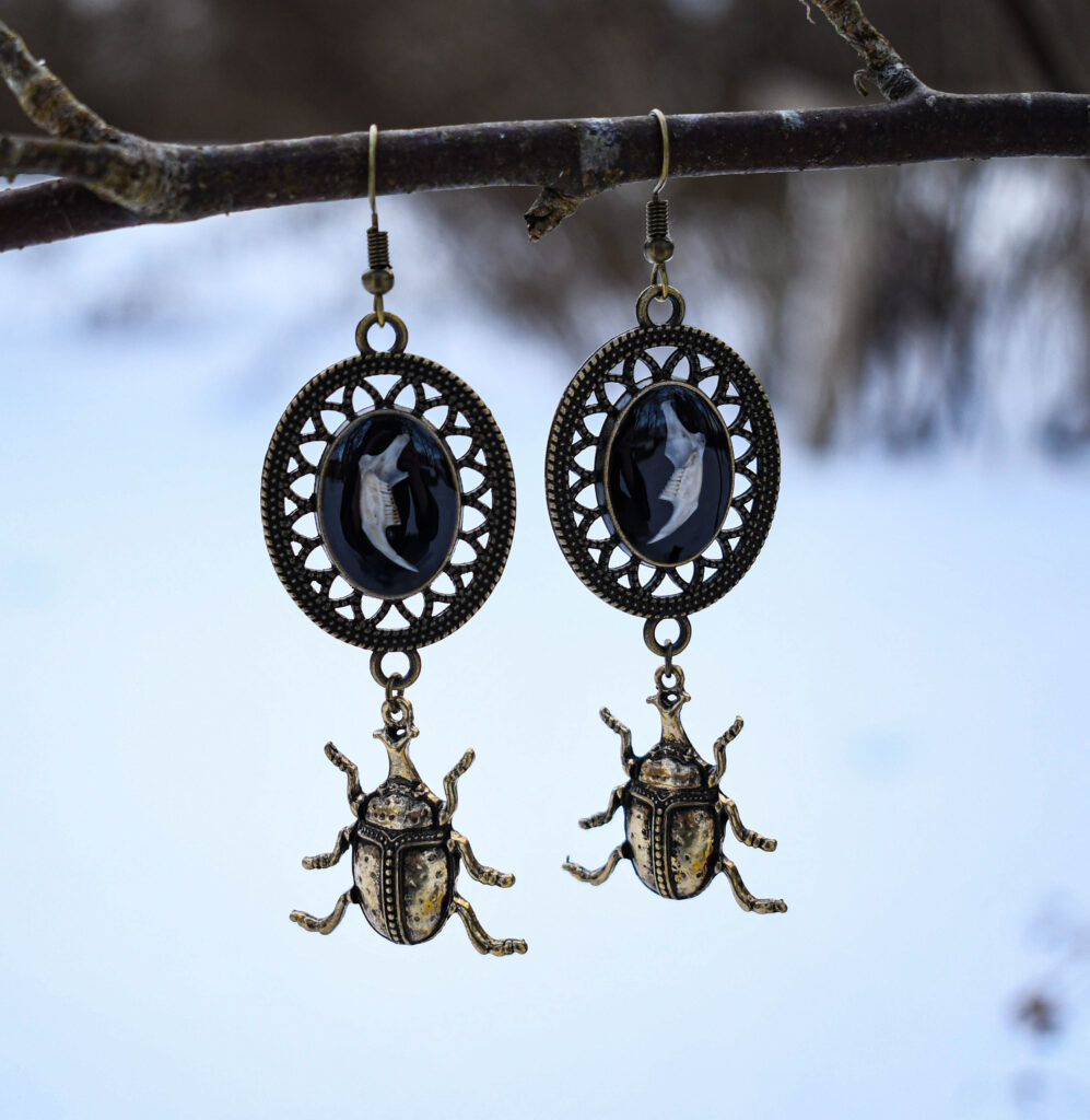 Hiire alalõualuu ja põrnikaga kõrvarõngad