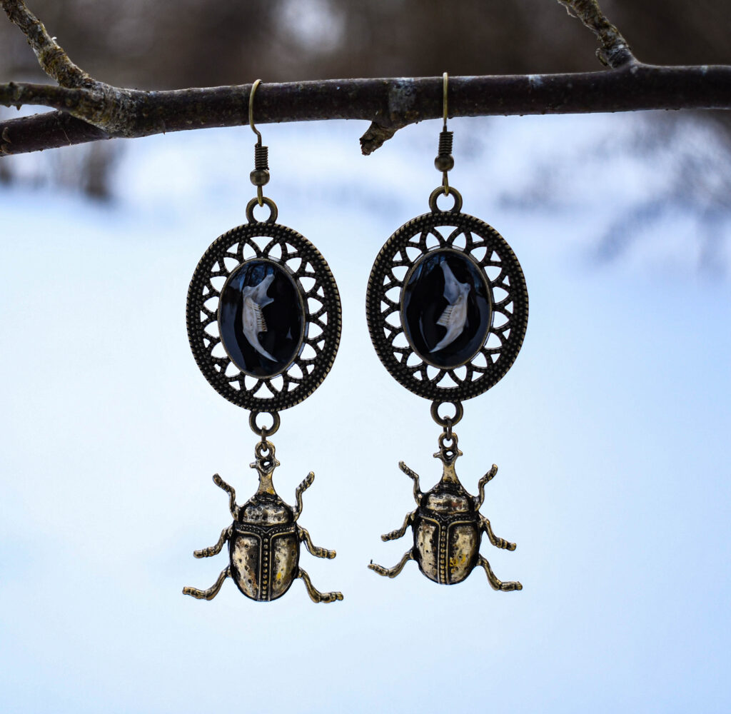 Hiire alalõualuu ja põrnikaga kõrvarõngad