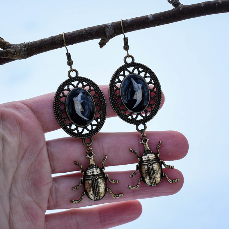 Hiire alalõualuu ja põrnikaga kõrvarõngad