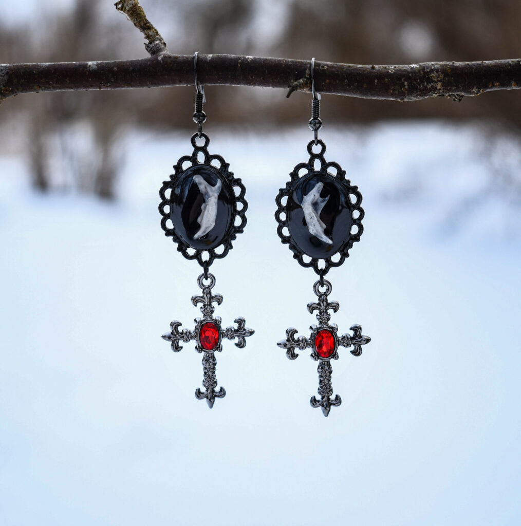 Hiire alalõualuu ja risti ripatsiga kõrvarõngad