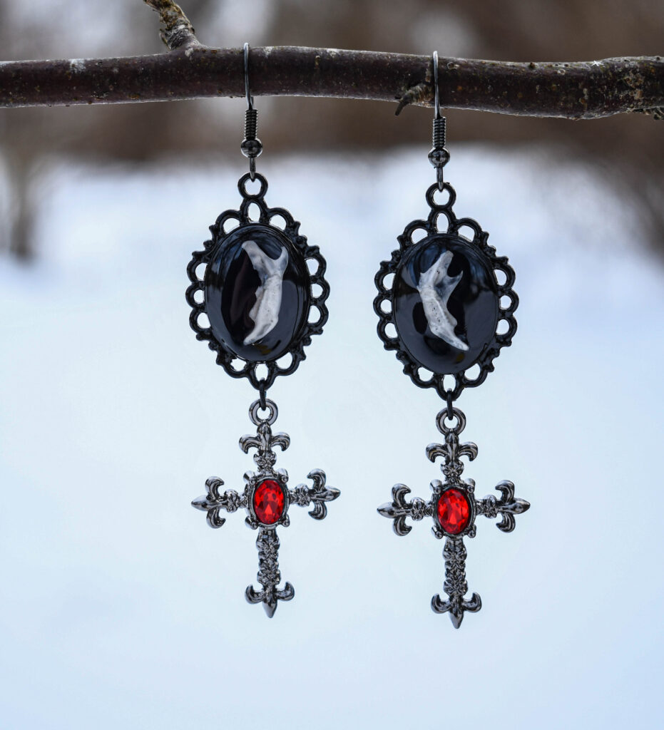 Hiire alalõualuu ja risti ripatsiga kõrvarõngad