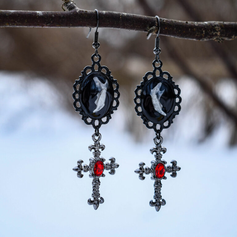 Hiire alalõualuu ja risti ripatsiga kõrvarõngad