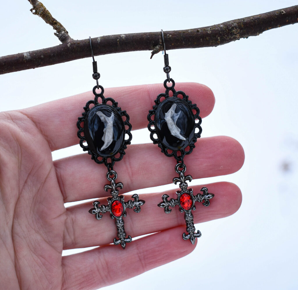 Hiire alalõualuu ja risti ripatsiga kõrvarõngad