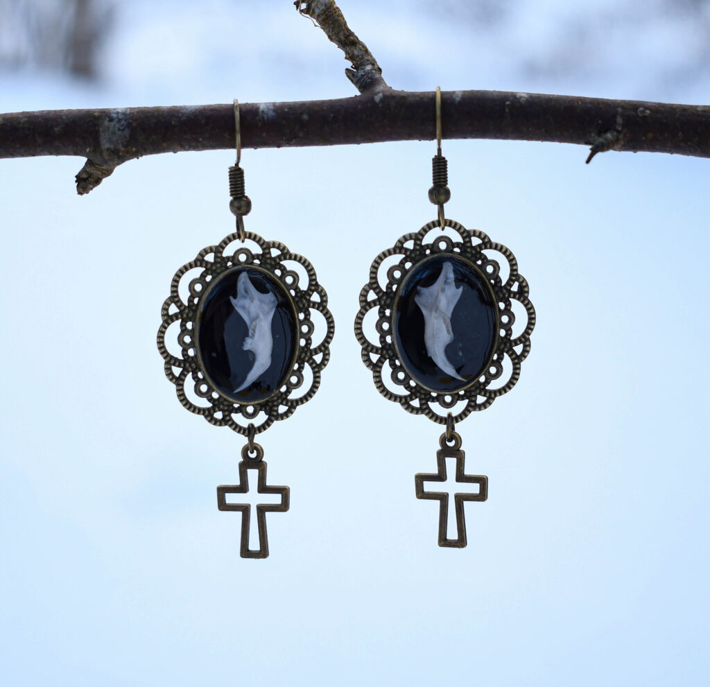 Hiire alalõualuu ja ristiga kõrvarõngad