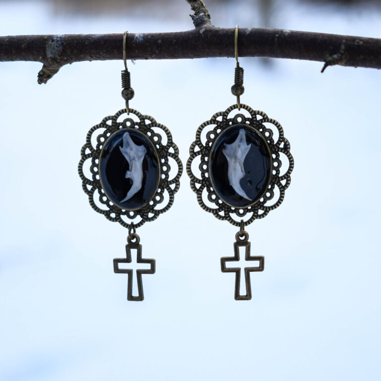 Hiire alalõualuu ja ristiga kõrvarõngad