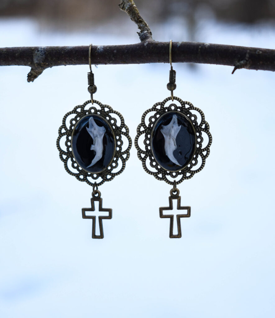 Hiire alalõualuu ja ristiga kõrvarõngad