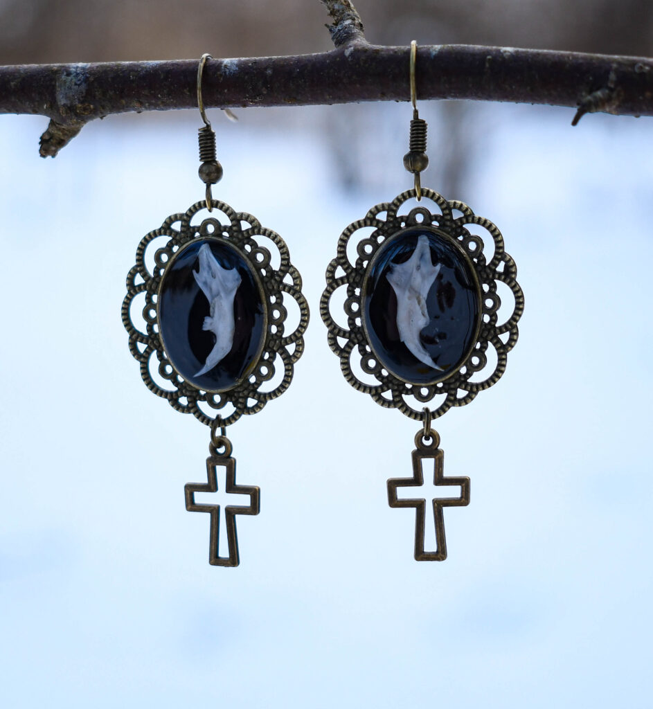 Hiire alalõualuu ja ristiga kõrvarõngad