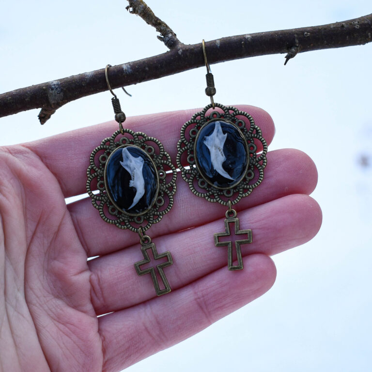 Hiire alalõualuu ja ristiga kõrvarõngad