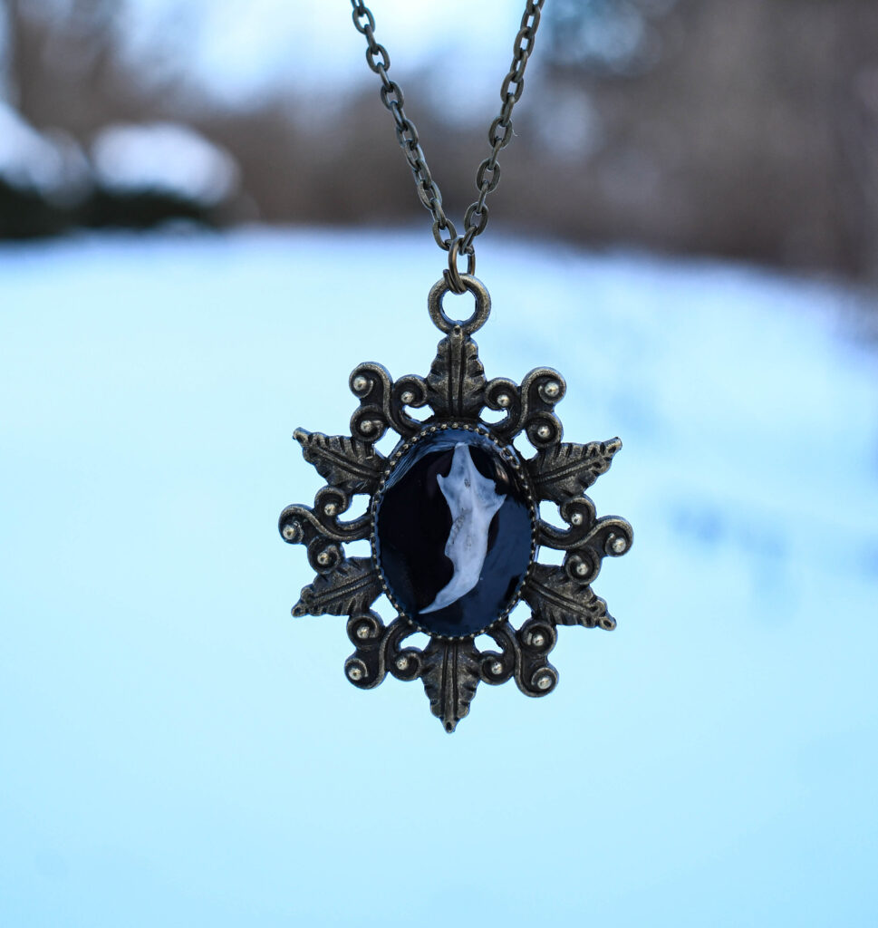 Hiire alalõualuu lehtedega gooti stiilis raamis kaelakee