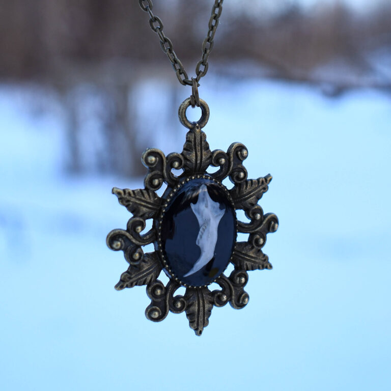 Hiire alalõualuu lehtedega gooti stiilis raamis kaelakee