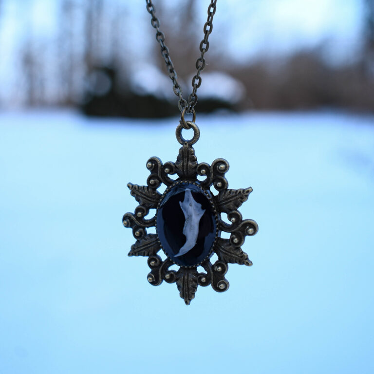 Hiire alalõualuu lehtedega gooti stiilis raamis kaelakee