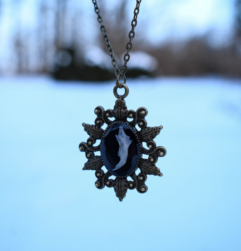 Hiire alalõualuu lehtedega gooti stiilis raamis kaelakee