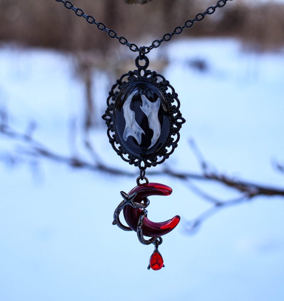 Hiire alalõualuude ja punase kuuga kaelakee