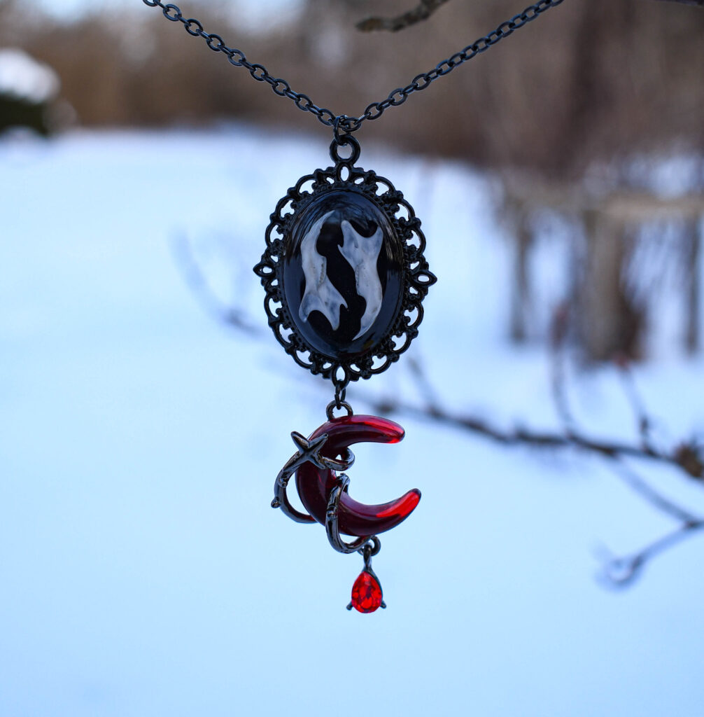 Hiire alalõualuude ja punase kuuga kaelakee