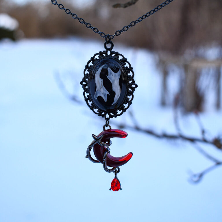 Hiire alalõualuude ja punase kuuga kaelakee