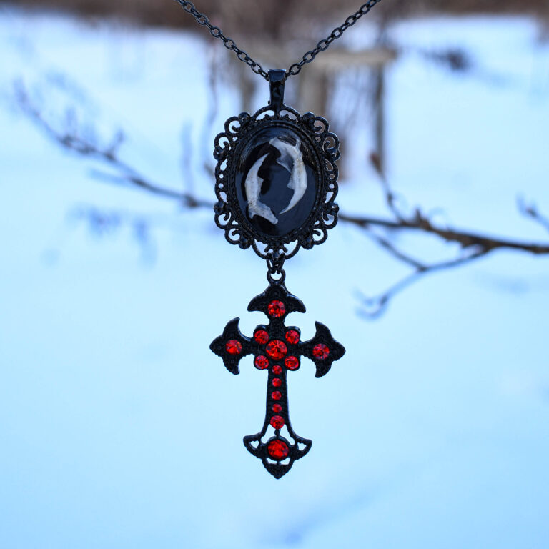 Hiire alalõualuude ja punase ristiga kaelakee