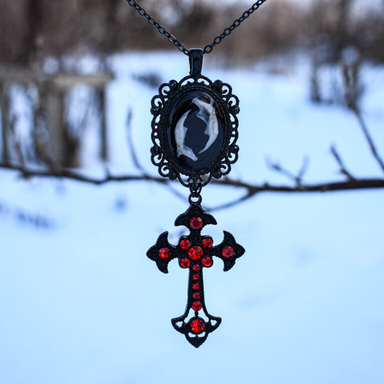 Hiire alalõualuude ja punase ristiga kaelakee