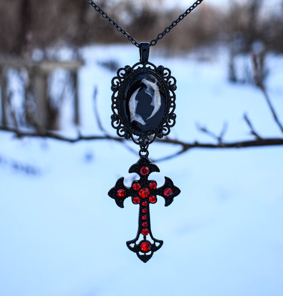 Hiire alalõualuude ja punase ristiga kaelakee