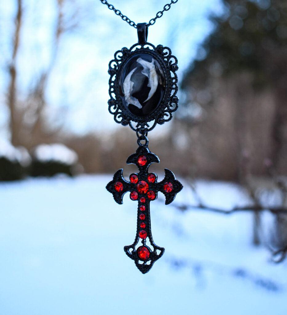 Hiire alalõualuude ja punase ristiga kaelakee