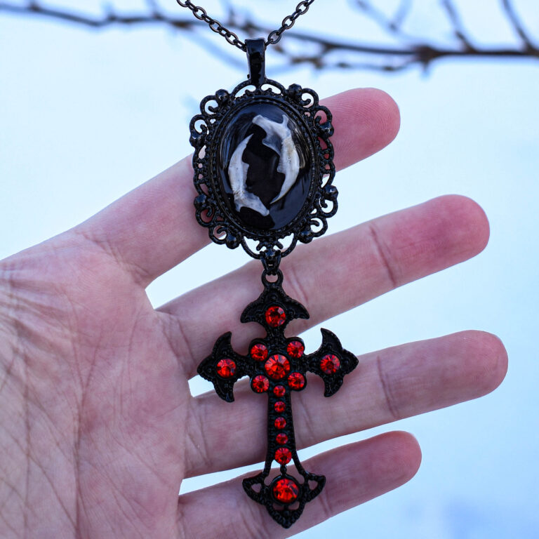 Hiire alalõualuude ja punase ristiga kaelakee