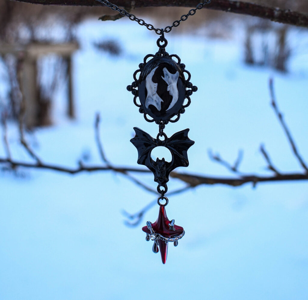 Hiire alalõualuude nahkhiire ja punase tähega kaelakee