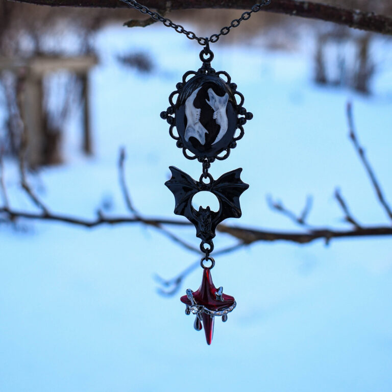 Hiire alalõualuude nahkhiire ja punase tähega kaelakee