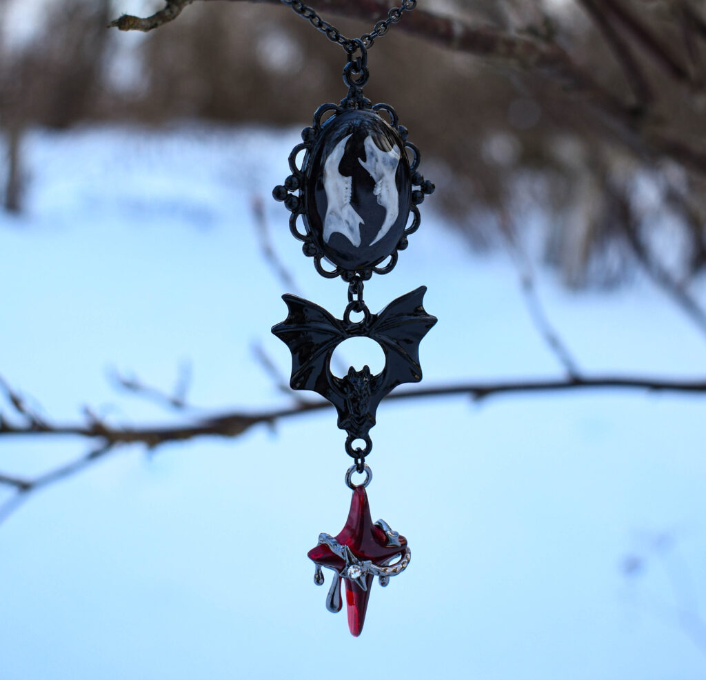 Hiire alalõualuude nahkhiire ja punase tähega kaelakee