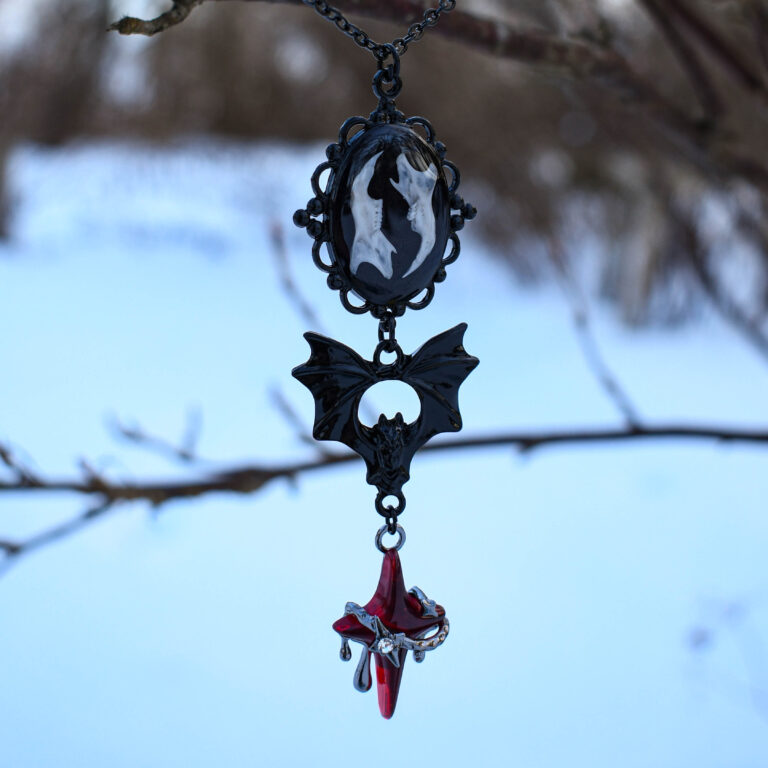 Hiire alalõualuude nahkhiire ja punase tähega kaelakee