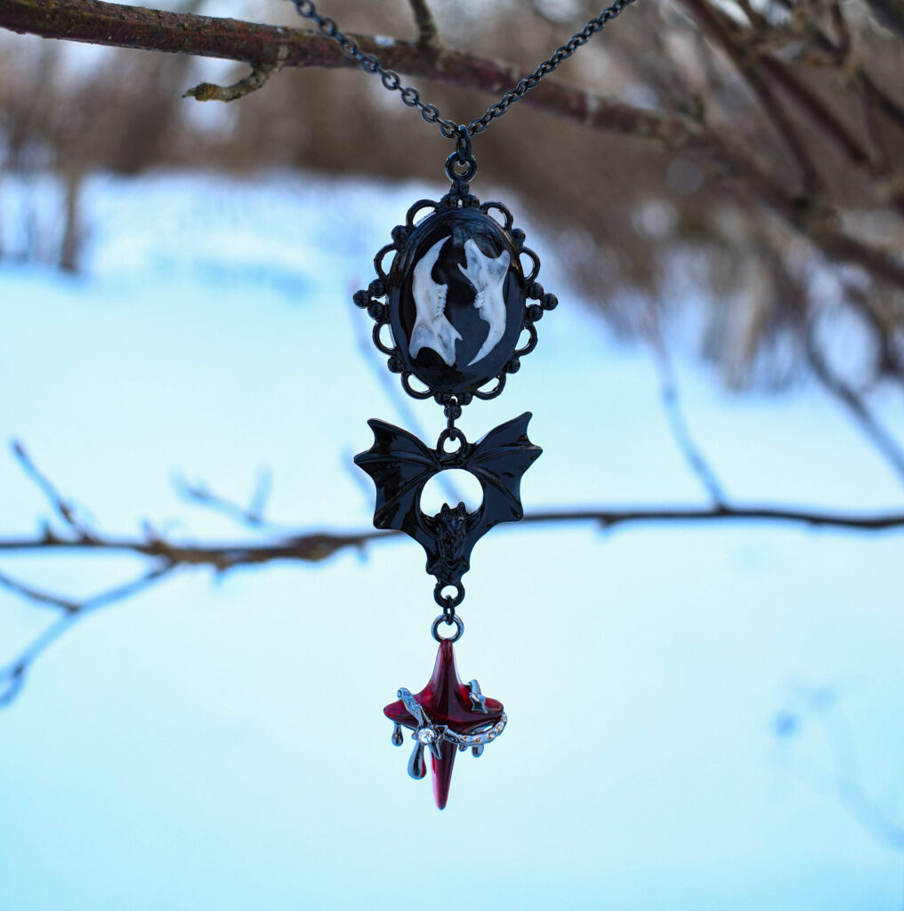 Hiire alalõualuude nahkhiire ja punase tähega kaelakee