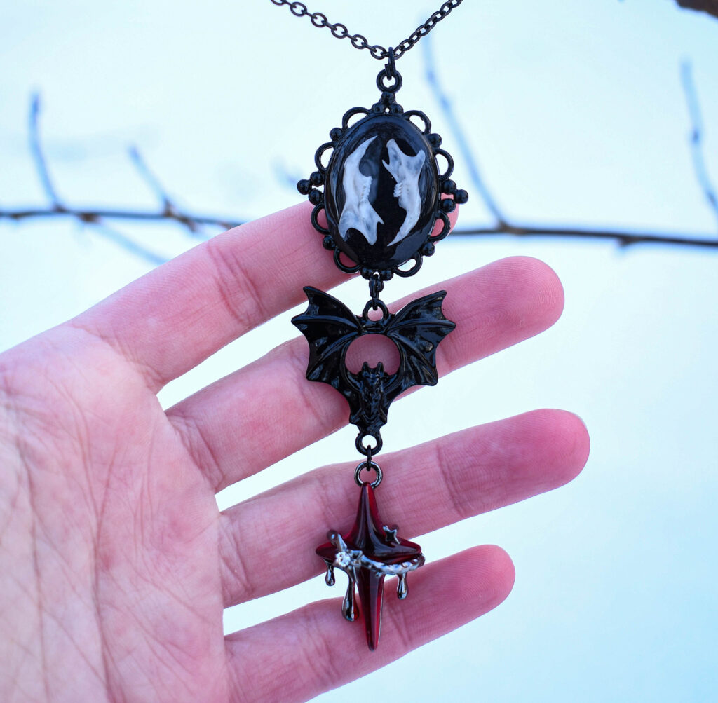 Hiire alalõualuude nahkhiire ja punase tähega kaelakee