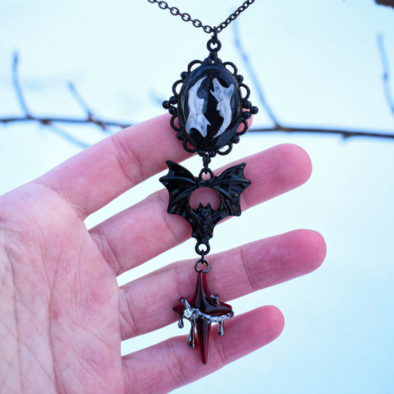 Hiire alalõualuude nahkhiire ja punase tähega kaelakee