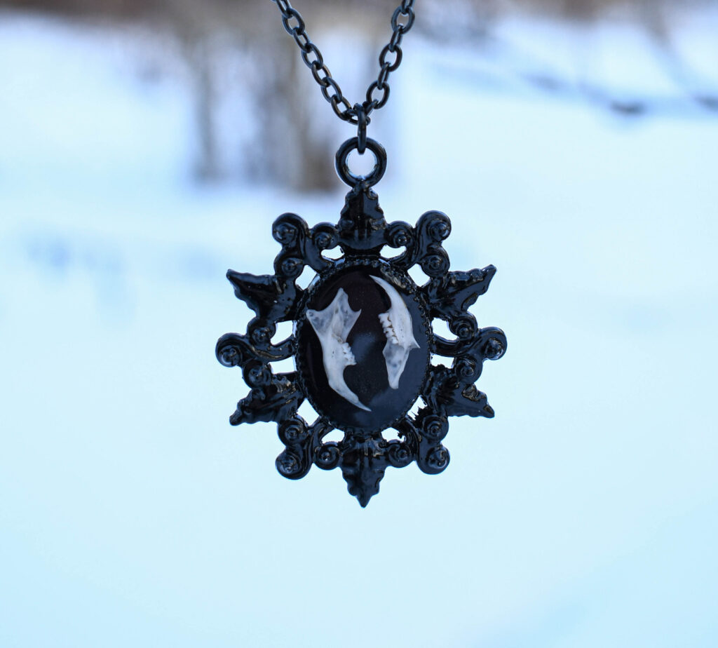 Hiire alalõualuudest gooti stiilis kaelakee