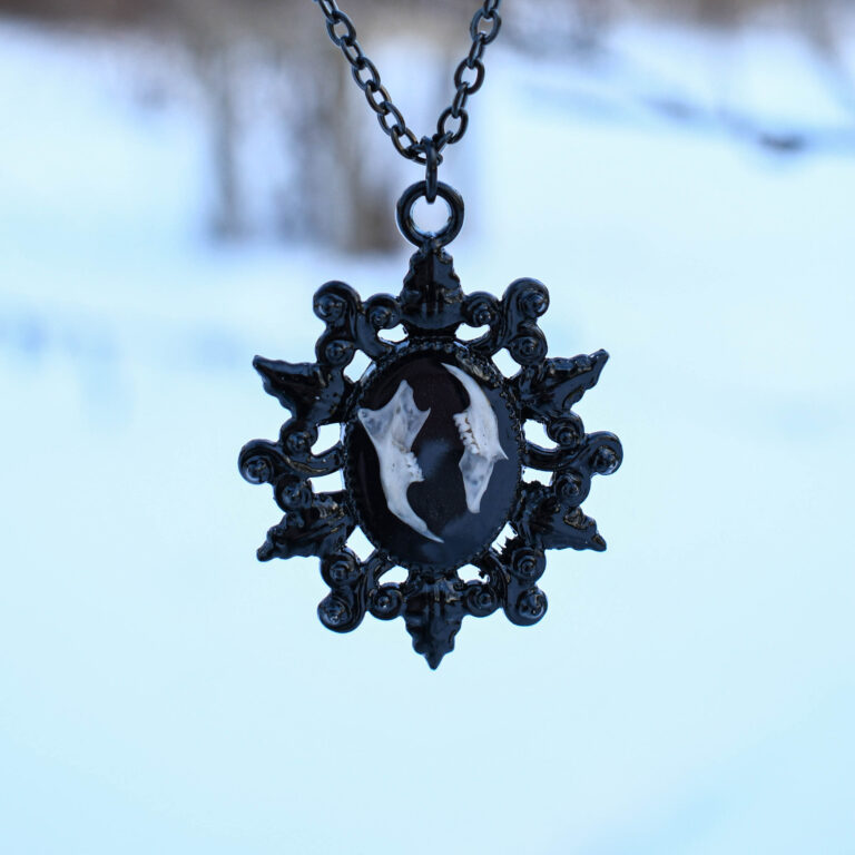 Hiire alalõualuudest gooti stiilis kaelakee