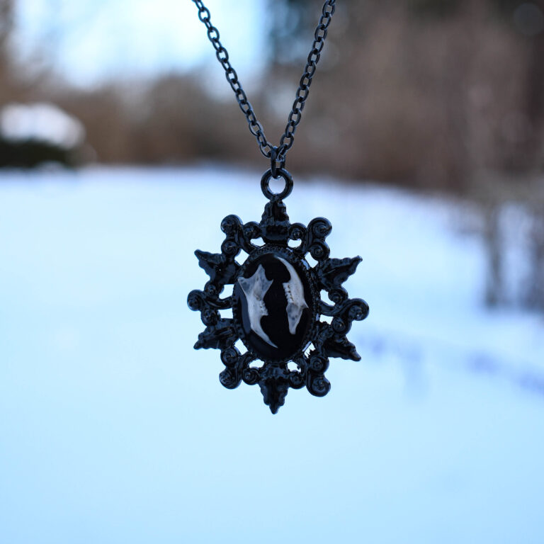 Hiire alalõualuudest gooti stiilis kaelakee