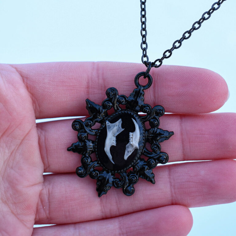 Hiire alalõualuudest gooti stiilis kaelakee