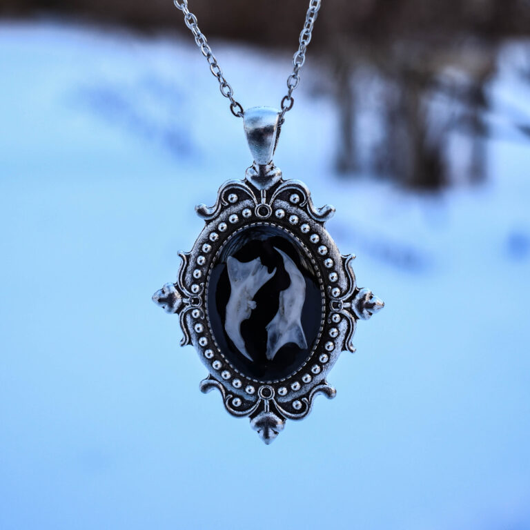 Hiire alalõualuudest gooti stiilis kaelakee