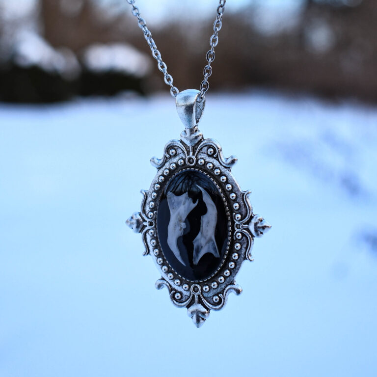 Hiire alalõualuudest gooti stiilis kaelakee