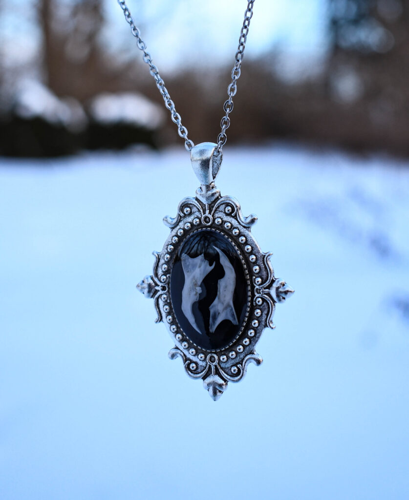 Hiire alalõualuudest gooti stiilis kaelakee