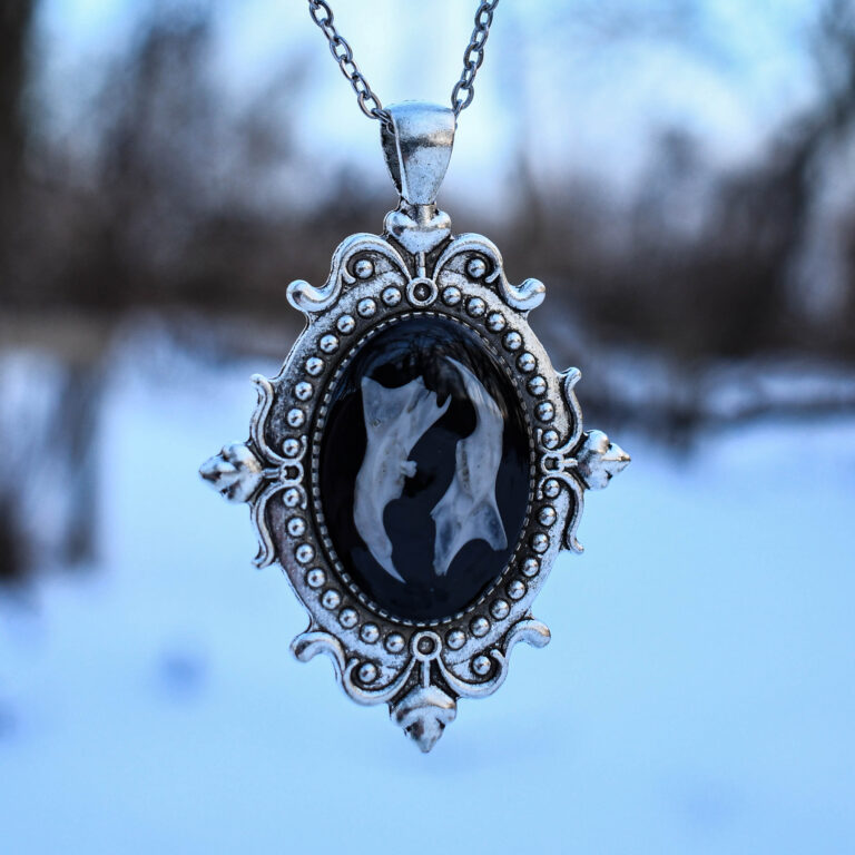 Hiire alalõualuudest gooti stiilis kaelakee