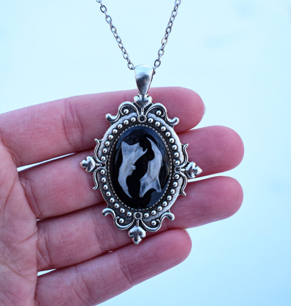 Hiire alalõualuudest gooti stiilis kaelakee